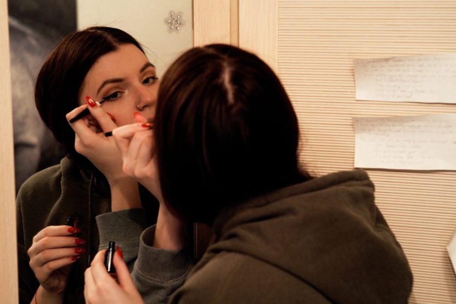 girl applying eyeliner